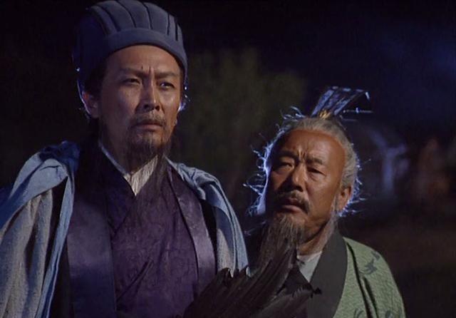 253年，诸葛亮的接班人费祎喝得酩酊大醉，不省人事，魏国降将突然逼近，用匕首狠捅