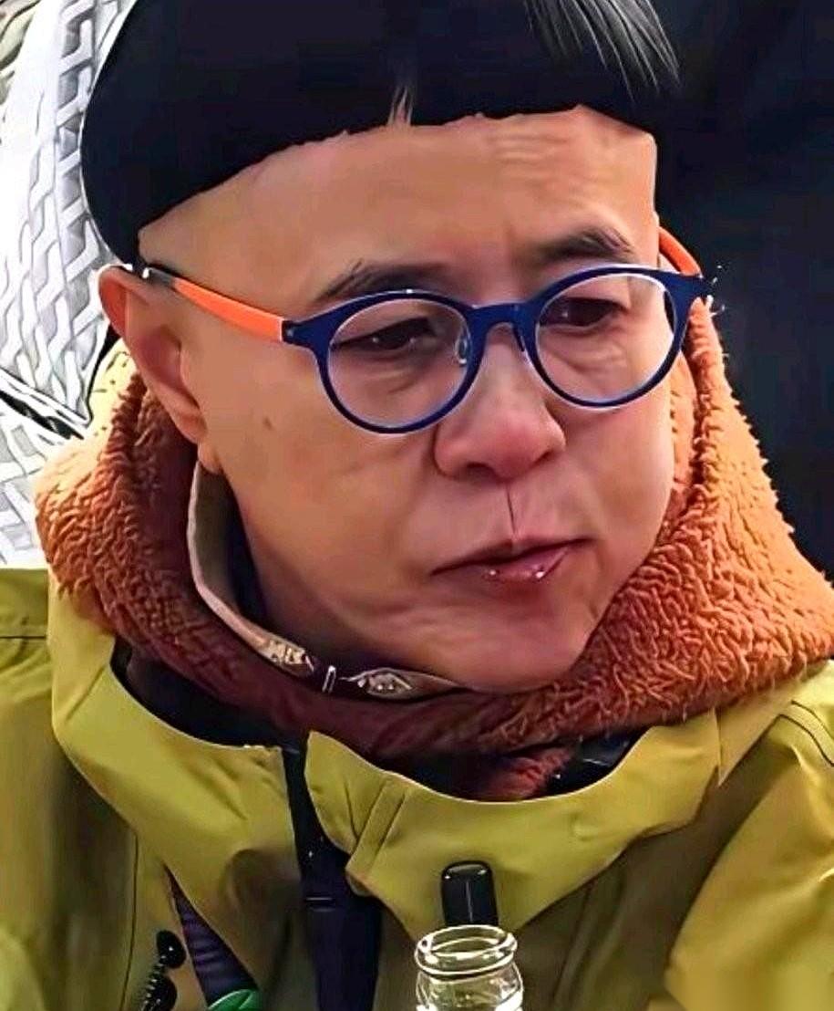 金龟子这个发型，三十年没换过。
理发师调到外地，她直接买了张机票追过去剪。底下人