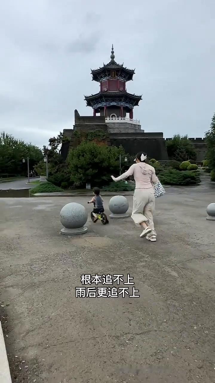 雨后更追不上，安全地段骑行无安全隐患。
根本追不上。