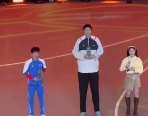 小巨人！身高2.23米的张子宇获三大球运动会女篮MVP。
昨日第一届全国青少年三