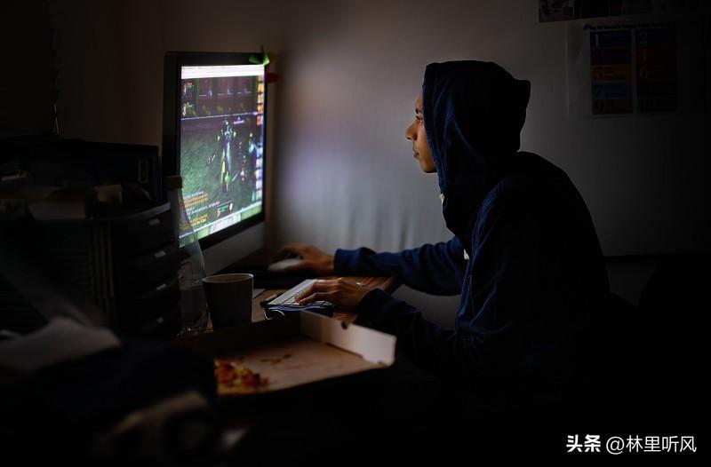 姑妈今年63岁，每个月退休金5000，和老伴简简单单过日子是完全够用的。
 
但