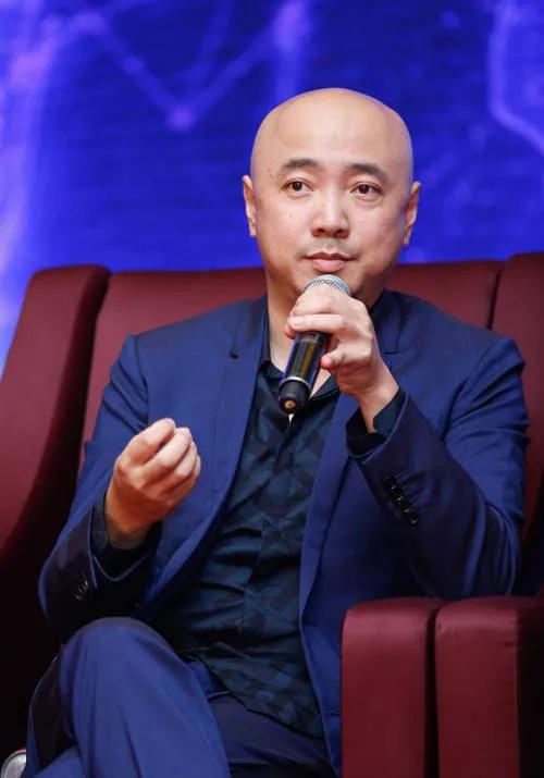 一觉醒来，徐峥的天塌了！他居然被曝光通过违法手段长期骚扰人妻！
 
知名画家刘泽