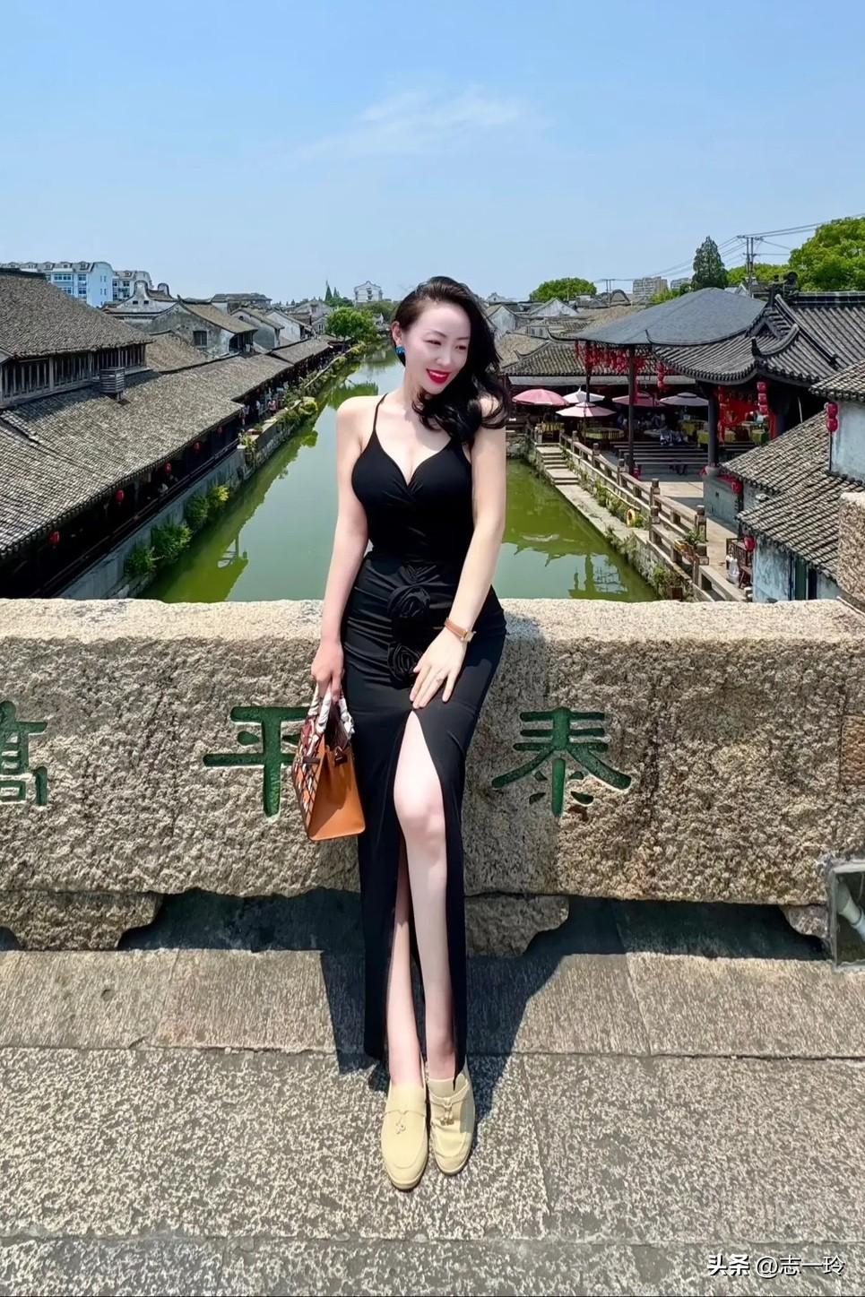 在古风小镇的桥边，优雅地享受美好时光🌞👗💃