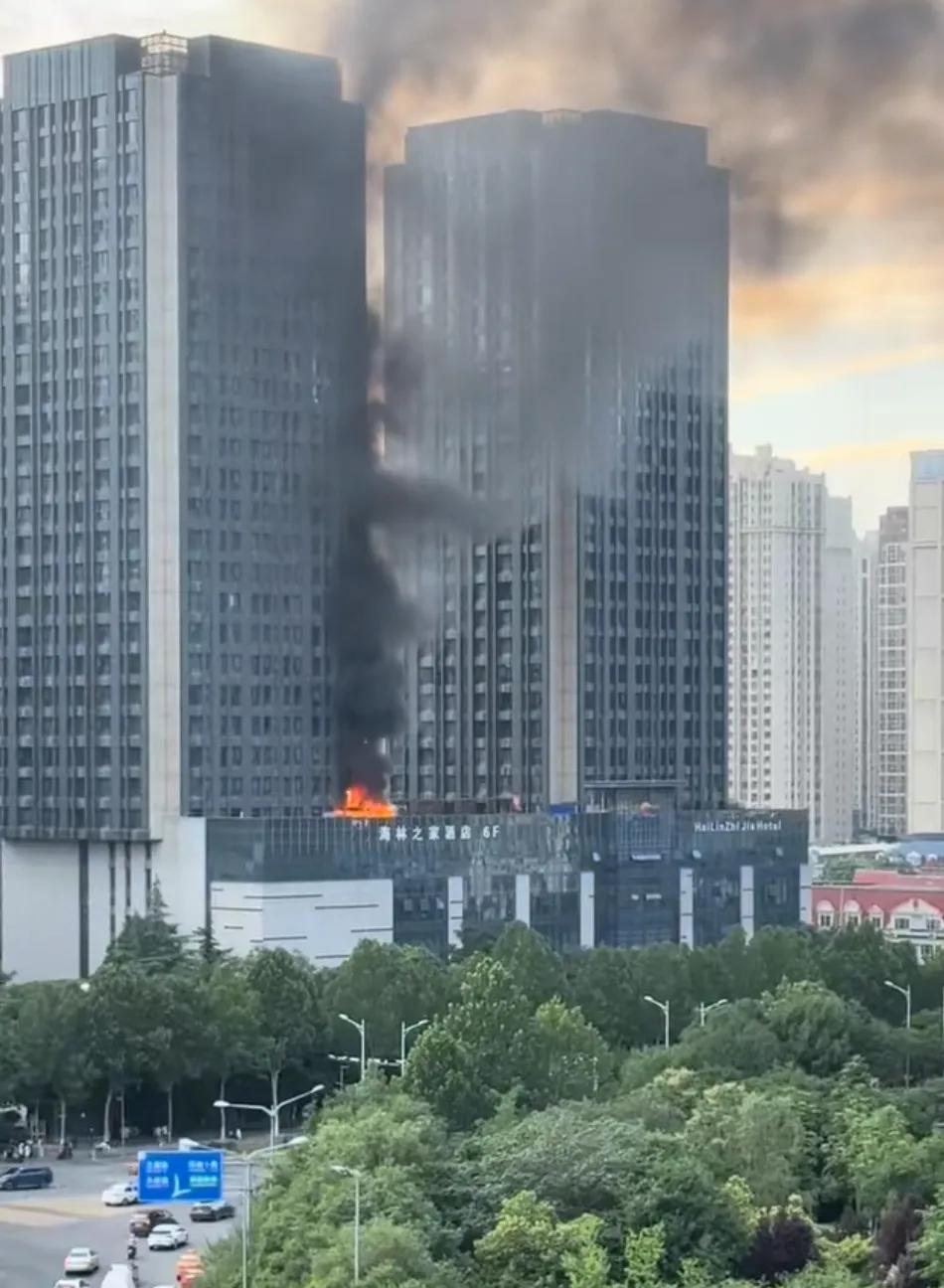 一场大火又烧出了偷工减料！
6月3日，网传西安北郊一写字楼发生火灾，大火从一层快