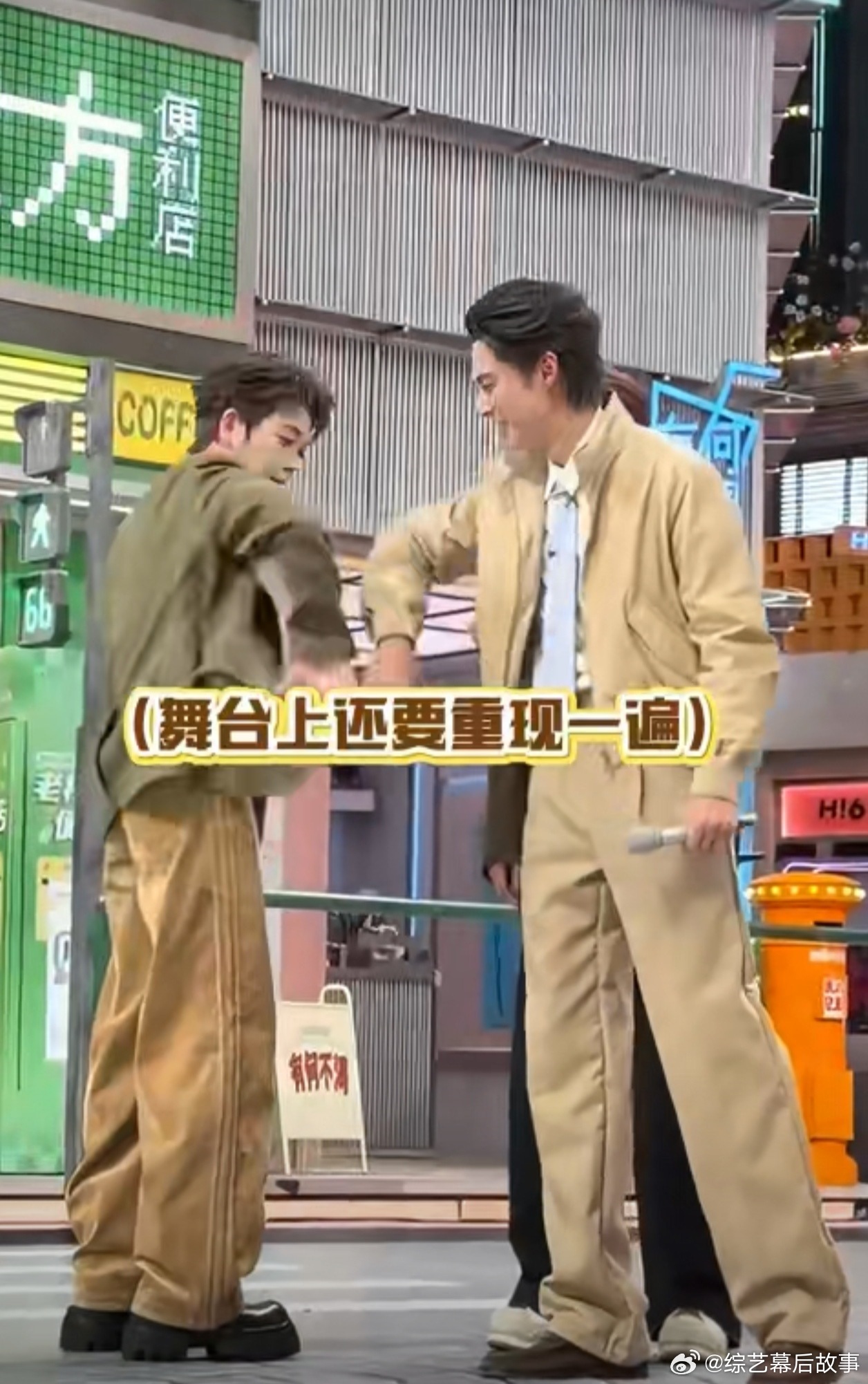 王鹤棣这打招呼方式真的没谁了，和王栎鑫一套组合拳下来，笑点直接拉满！王鹤棣王栎鑫