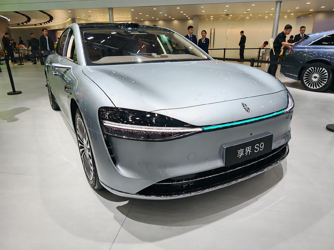 新款享界S9流光银配色，有一种难以言表的高级感，挺喜欢[呲牙]