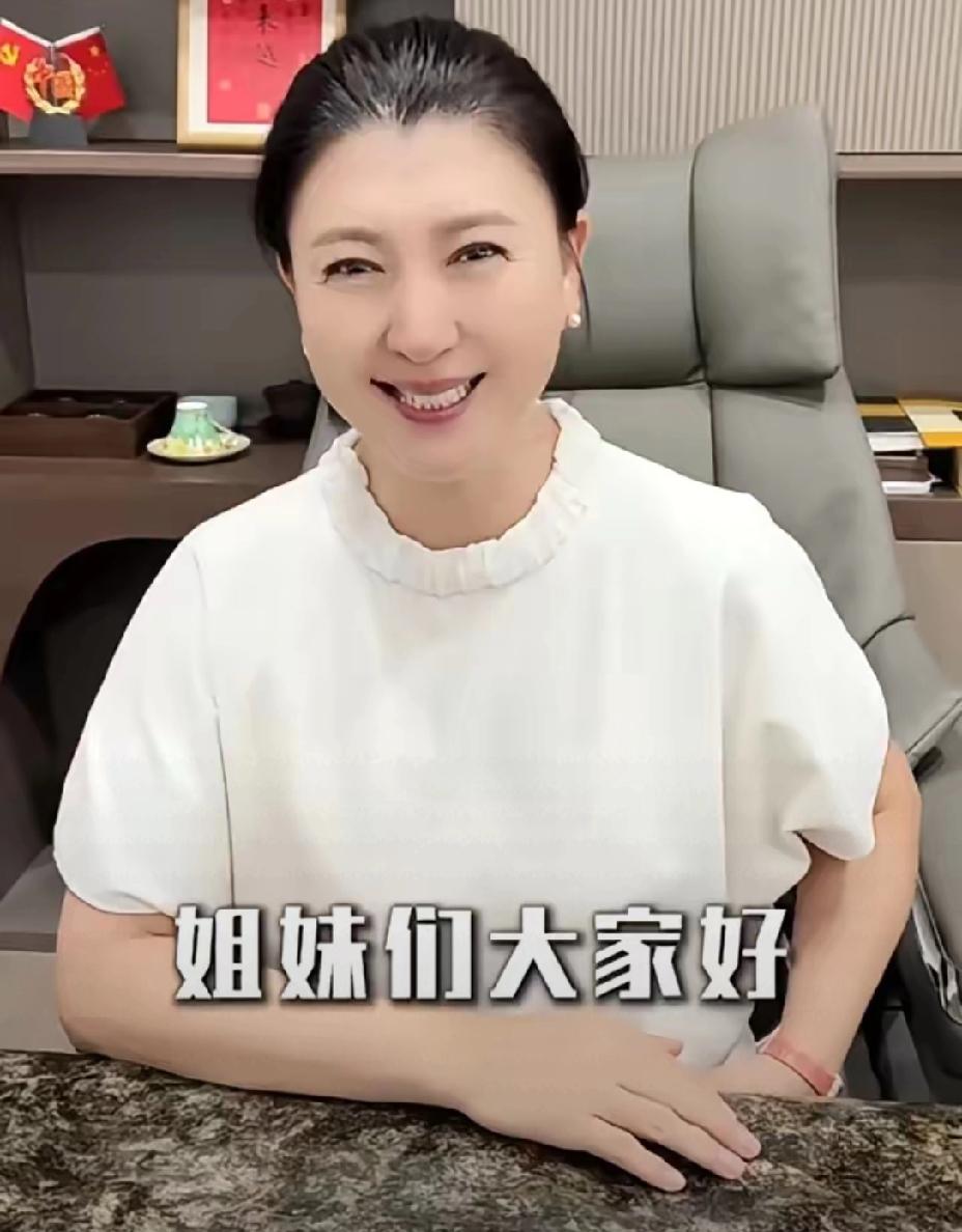 闫学晶真不拿网友当外人。
自己儿子儿媳孙子全都晒给网友。平时吃的啥，住的房子，消