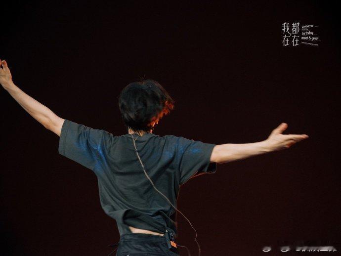 粉上侯明昊面子里子都齐了侯明昊生日会直接封神！生图能当壁纸，跳舞踩在心巴上，湿衬