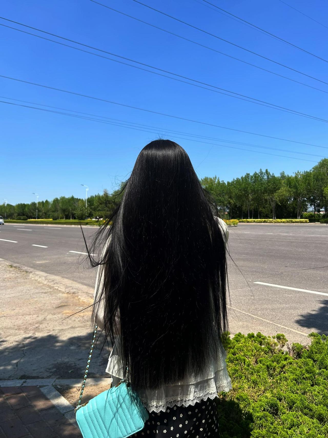 发现没，
女人不管长得高还是长得矮，
只要身上线条匀称饱满，
穿衣服就是好看。