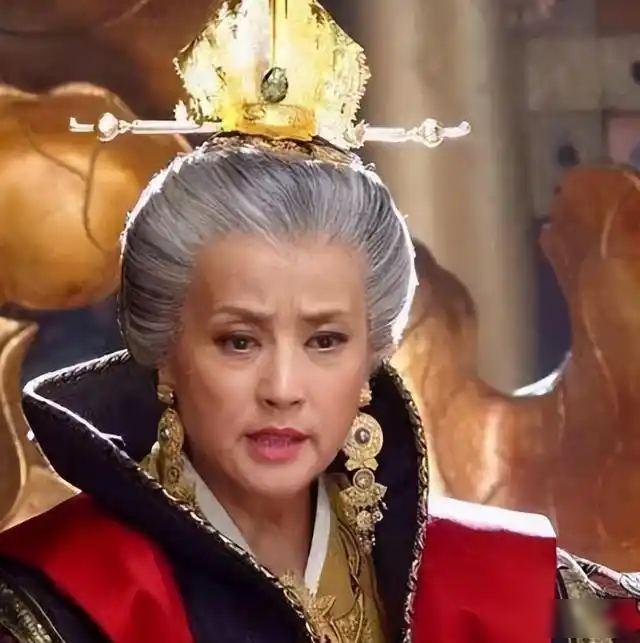 82岁，卧病在床，被亲儿子带兵逼宫。换成谁，早崩溃了吧？但武则天没有。她不哭不闹
