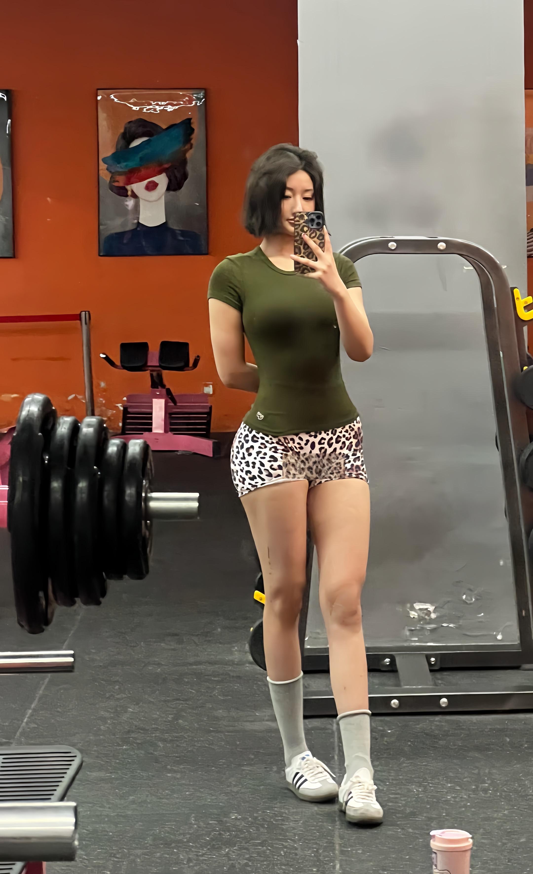 63岁阿姨健身8年身材如少女 蜜大腿 ootd穿搭 健身