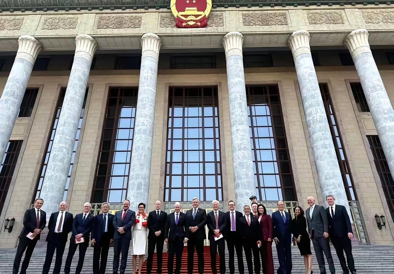美国慢慢就会相信硬派和实力，趁他们在人民大会堂前合影之际，我们应该派出歼20机队