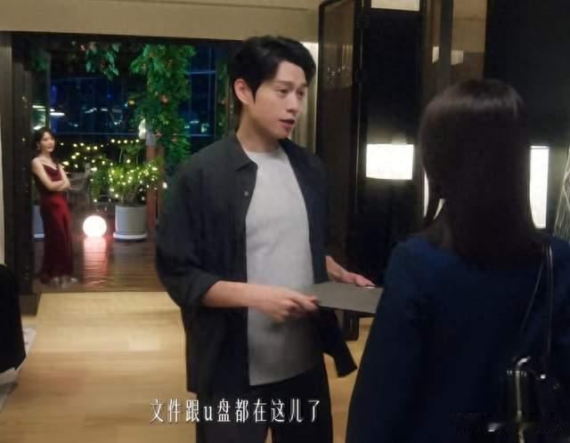 《无可替代》：为何叶信之看到一张合照后立马找了个女人来演戏？