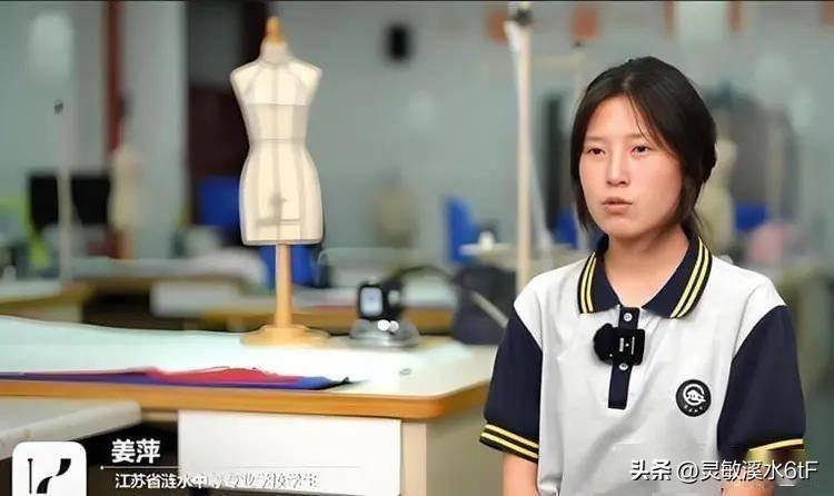 越过流言与偏见，姜萍靠日复一日的坚持交出圆满答卷。从中专课堂埋头苦读，顶住所有质