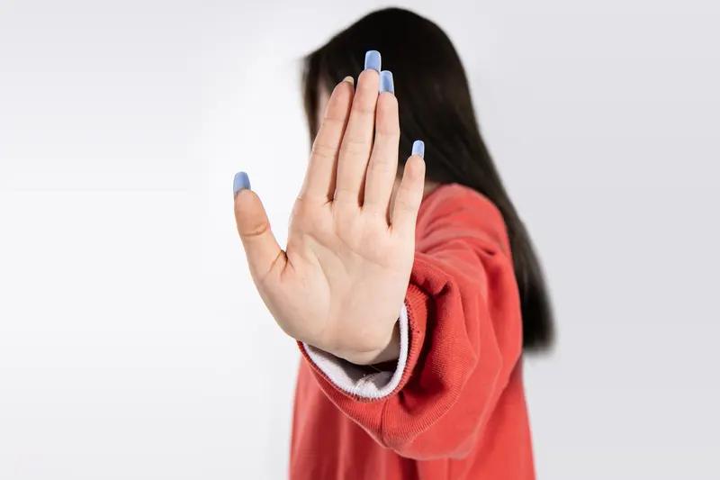 我见过的不要脸的人可太多了。村里有个二货，让姑娘怀了孕就跑路，还时不时上门要钱说