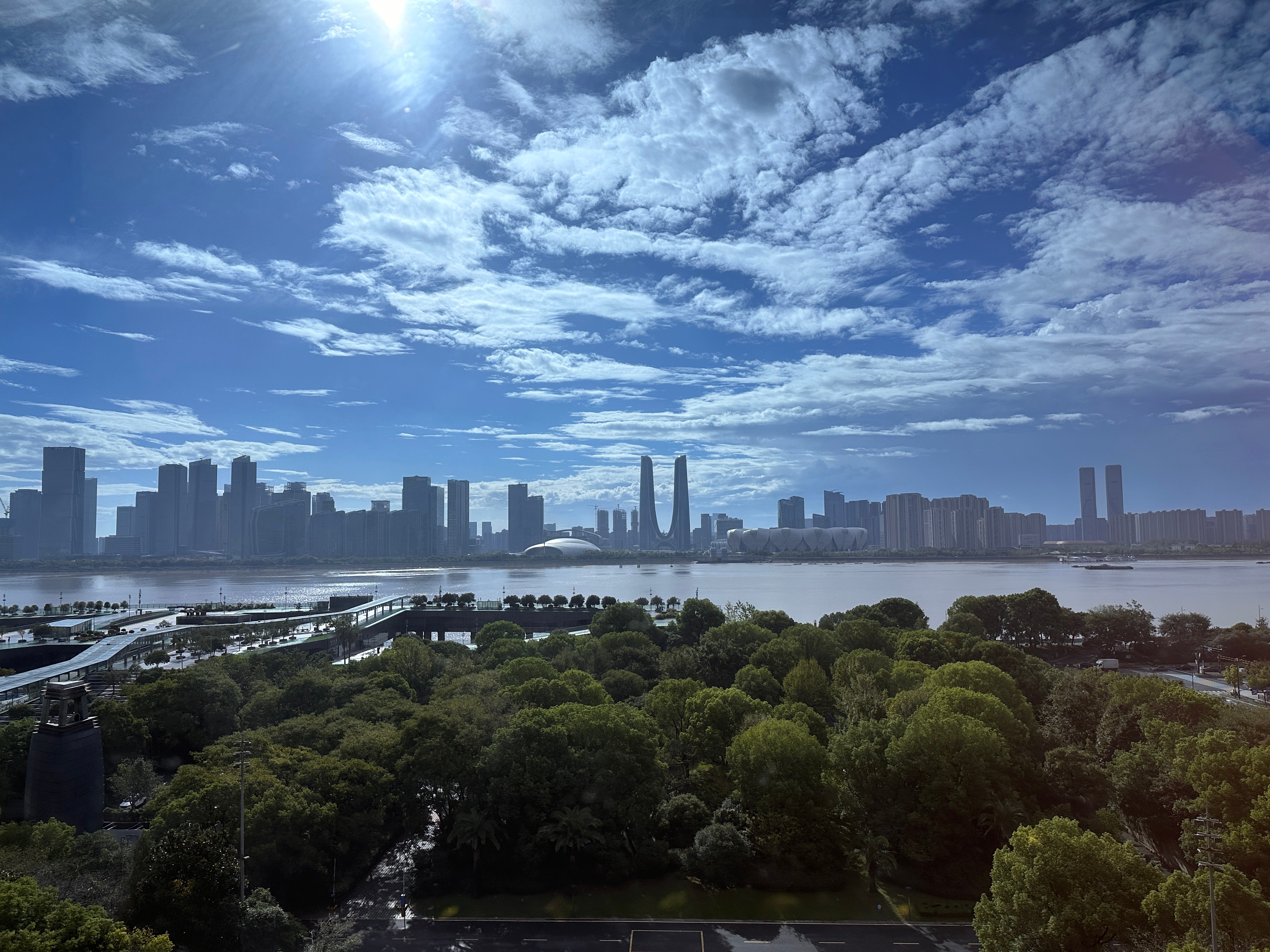 每天拉开窗帘都是这样的风景，美丽。是的，杭州今天出太阳啦！不过听说又一股台风势力