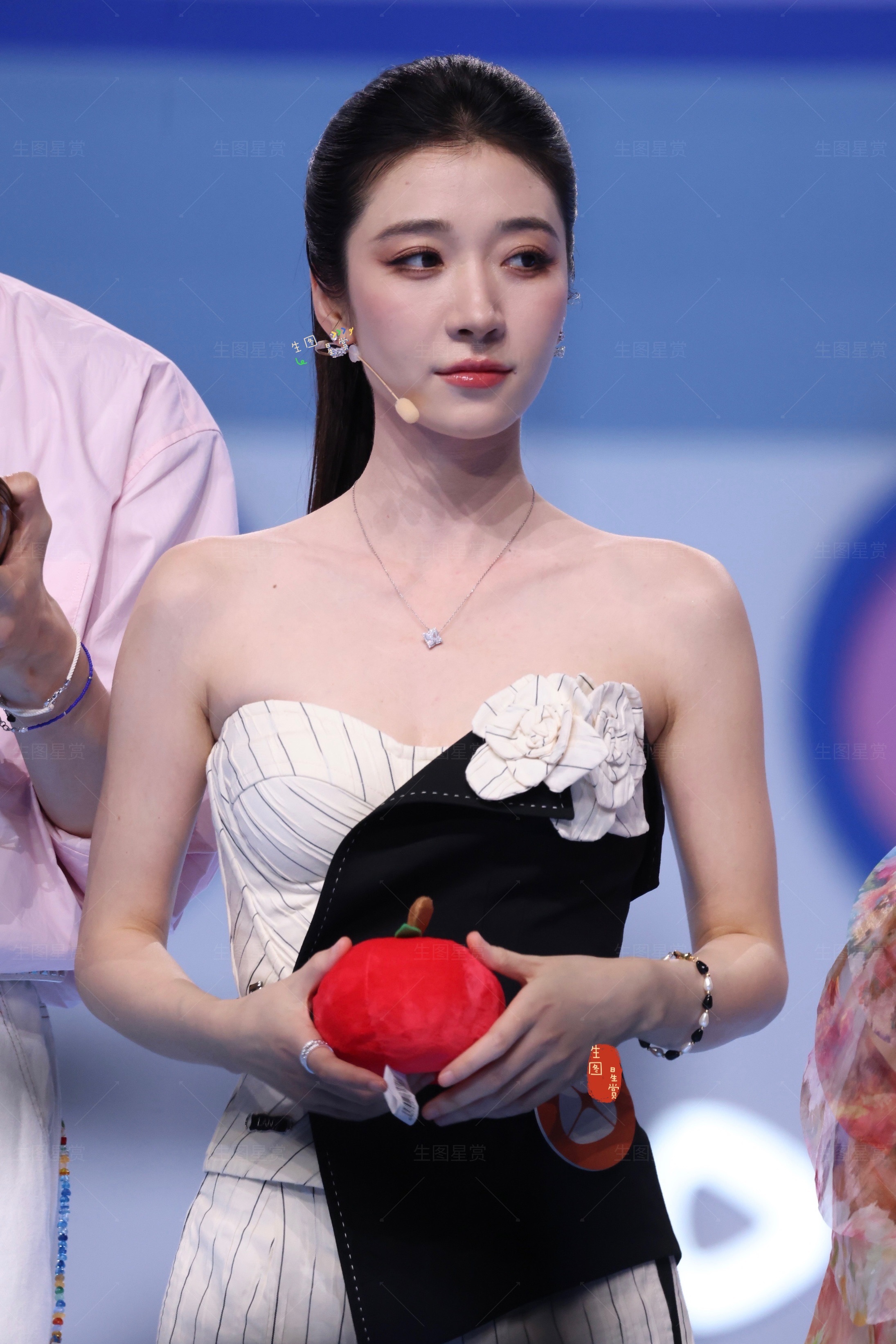 王格格白色条纹长裤英气十足今日红果短剧盛夏奇遇日出图 