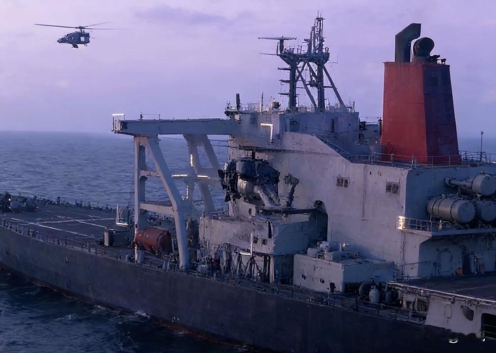 美军直接扣押委内瑞拉油轮，12月10号早上，美国海岸警卫队在委内瑞拉外海的国际水