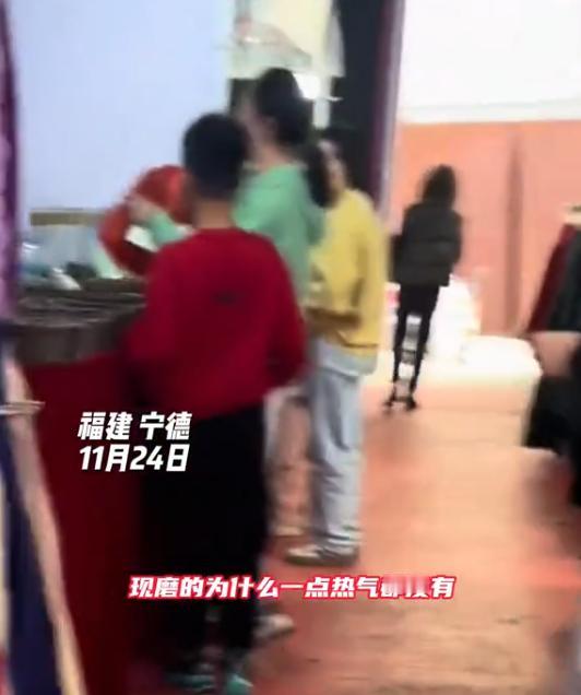 福建，一女子带孩子去市场上买药材，店家将其磨成粉后交给顾客，顾客怀疑被骗了，认为