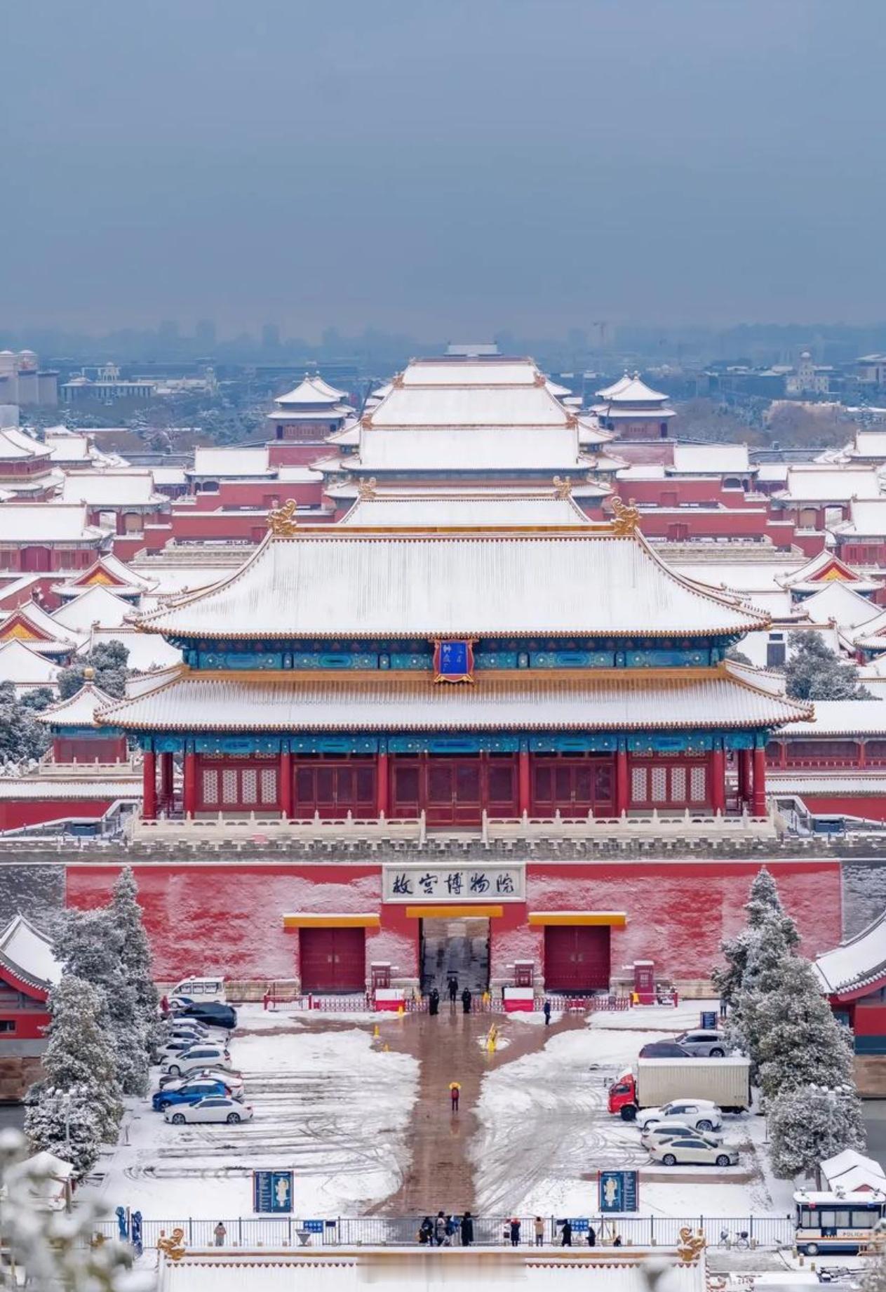 故宫也下雪了 北风卷过景山巅，万片鹅毛压重檐。六百载琉璃金瓦，霎时褪了龙袍，换了