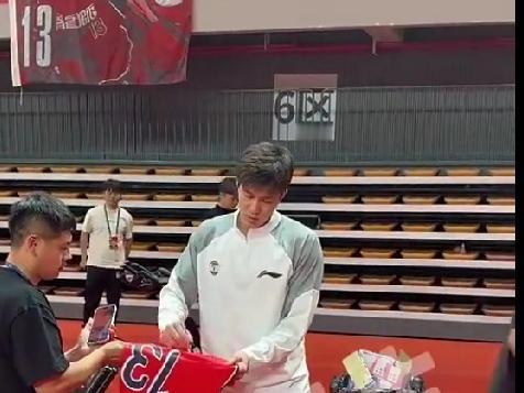 CBA最新消息：据知名篮球自媒体人麦穗丰发视频：因前交叉韧带断了而赛季报销的郭艾