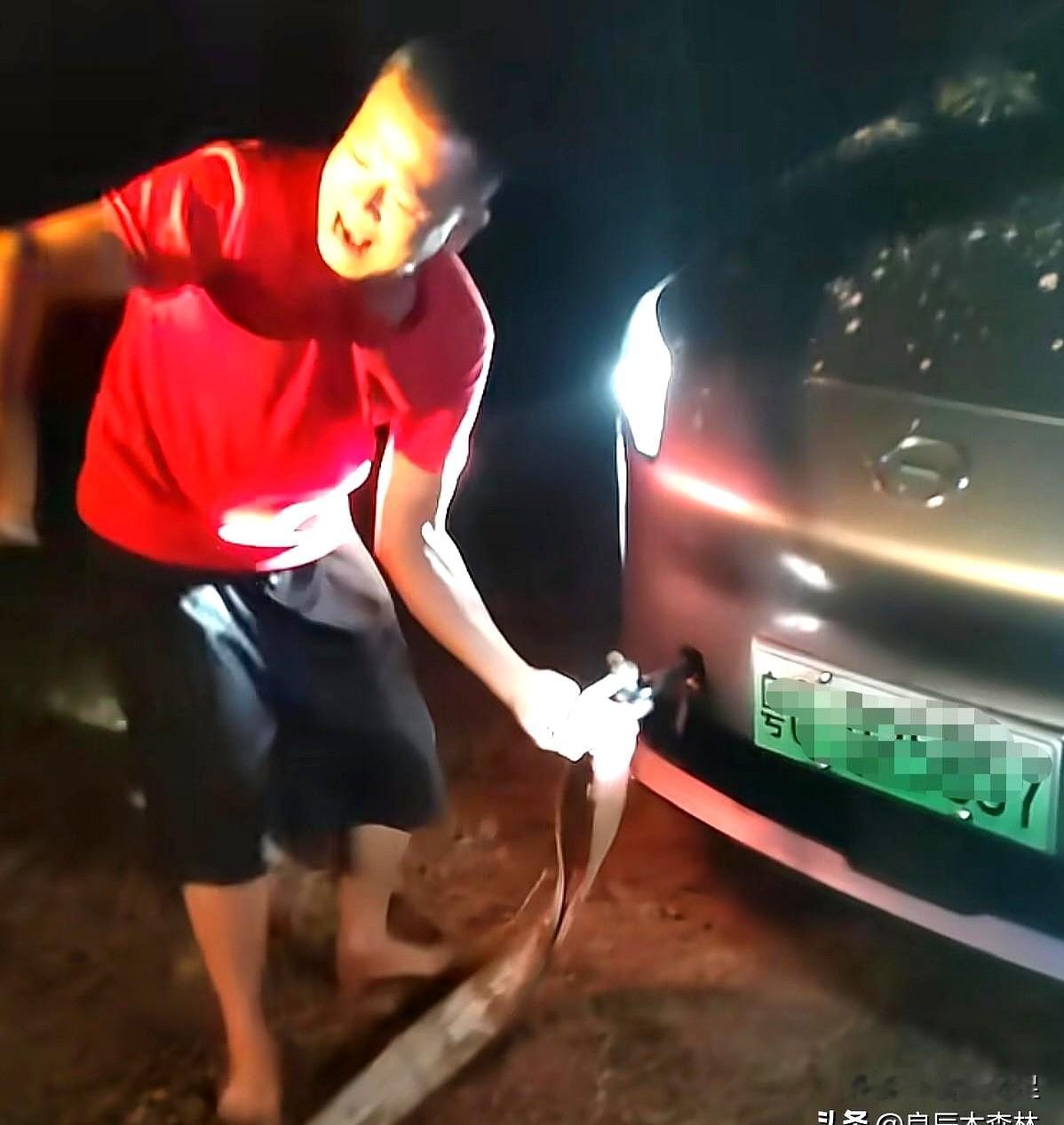 雨夜的乡道，灯光打在黄泥上直晃眼。
一辆豪车陷在全红婵家附近的泥地里，轮胎空转。