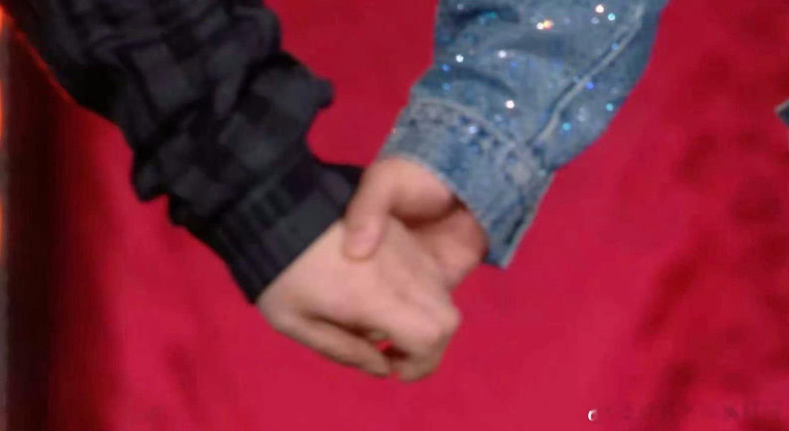 岳云鹏亲了黄晓明的手 这谁顶得住！黄晓明×岳云鹏小年夜合唱《笨小孩》，台上牵手，