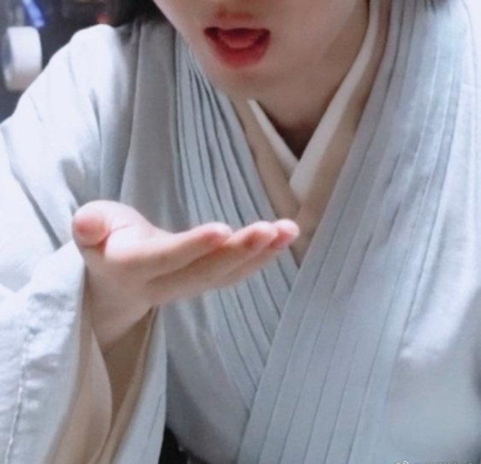 粉嘟嘟，软乎乎，亲起来甜甜的成毅