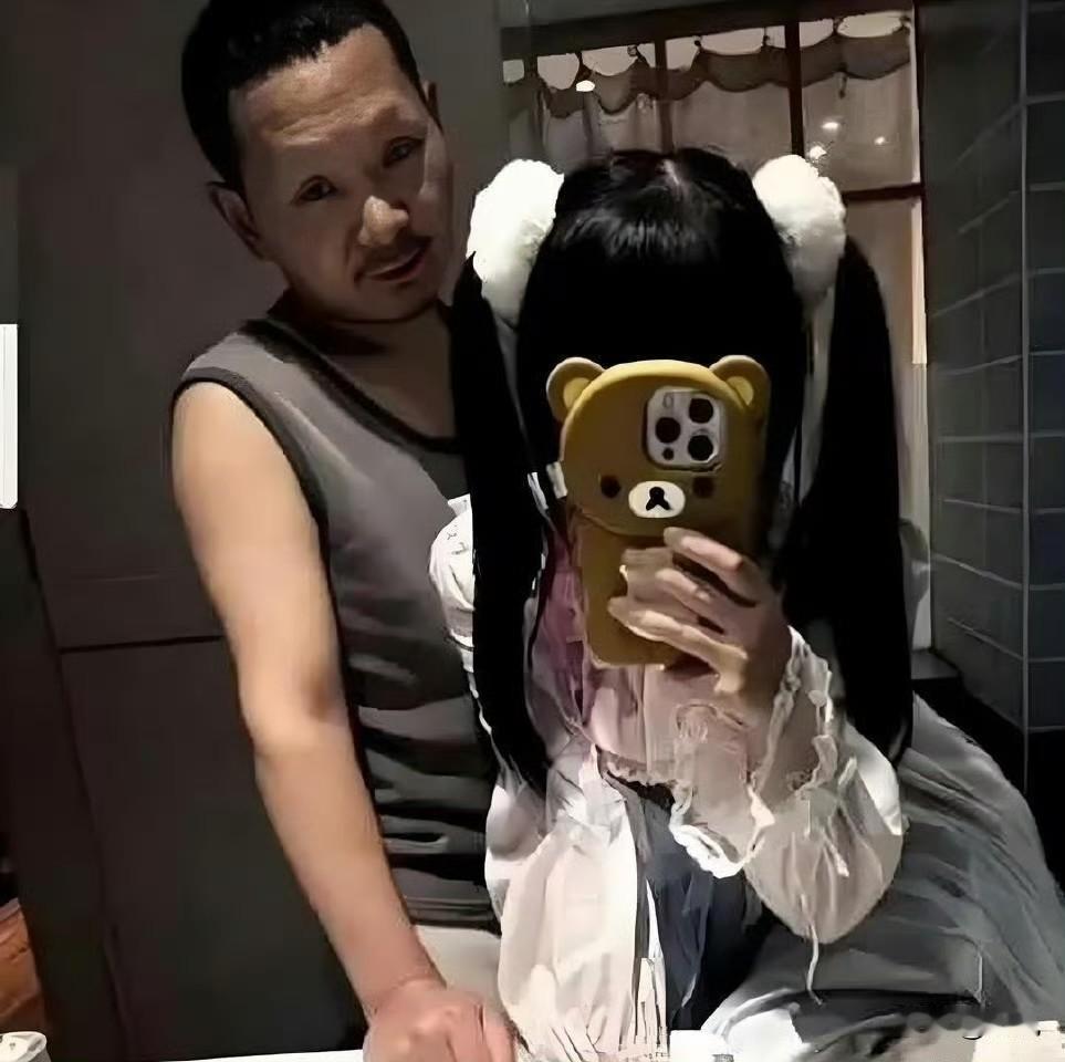 看第一张图，鲜花插在牛粪上
看第二张图，还挺般配的