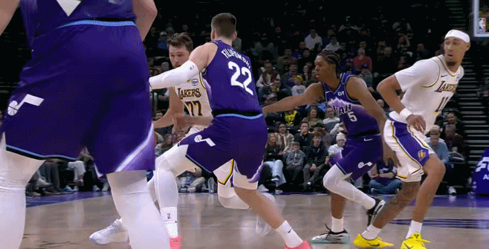 节奏大师东契奇，可快可慢，亦真亦假，只能感叹一句篮球天才。 