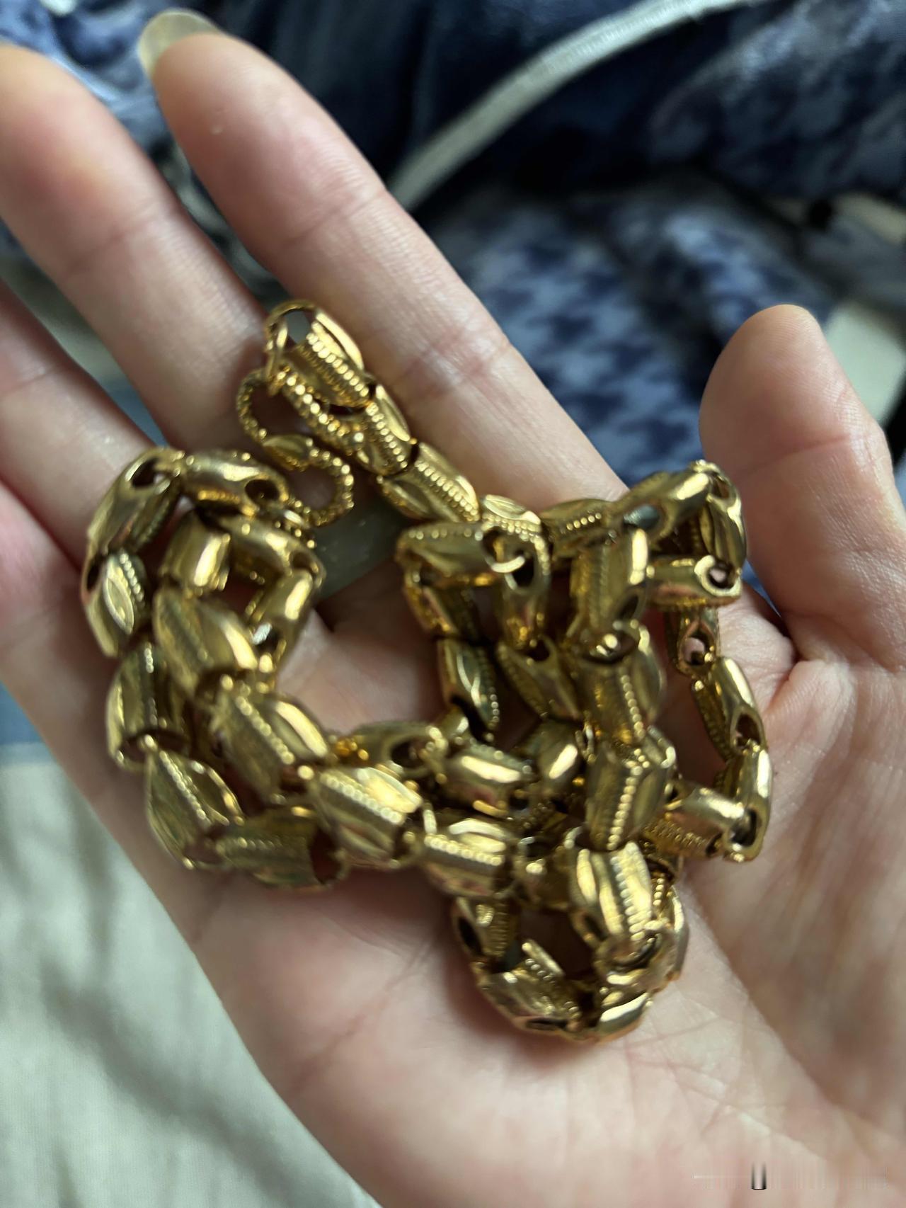 这次去北海，我妈给我的，我妈有啥好东西愿意给我，因为给别人，人家不要，我是为了让