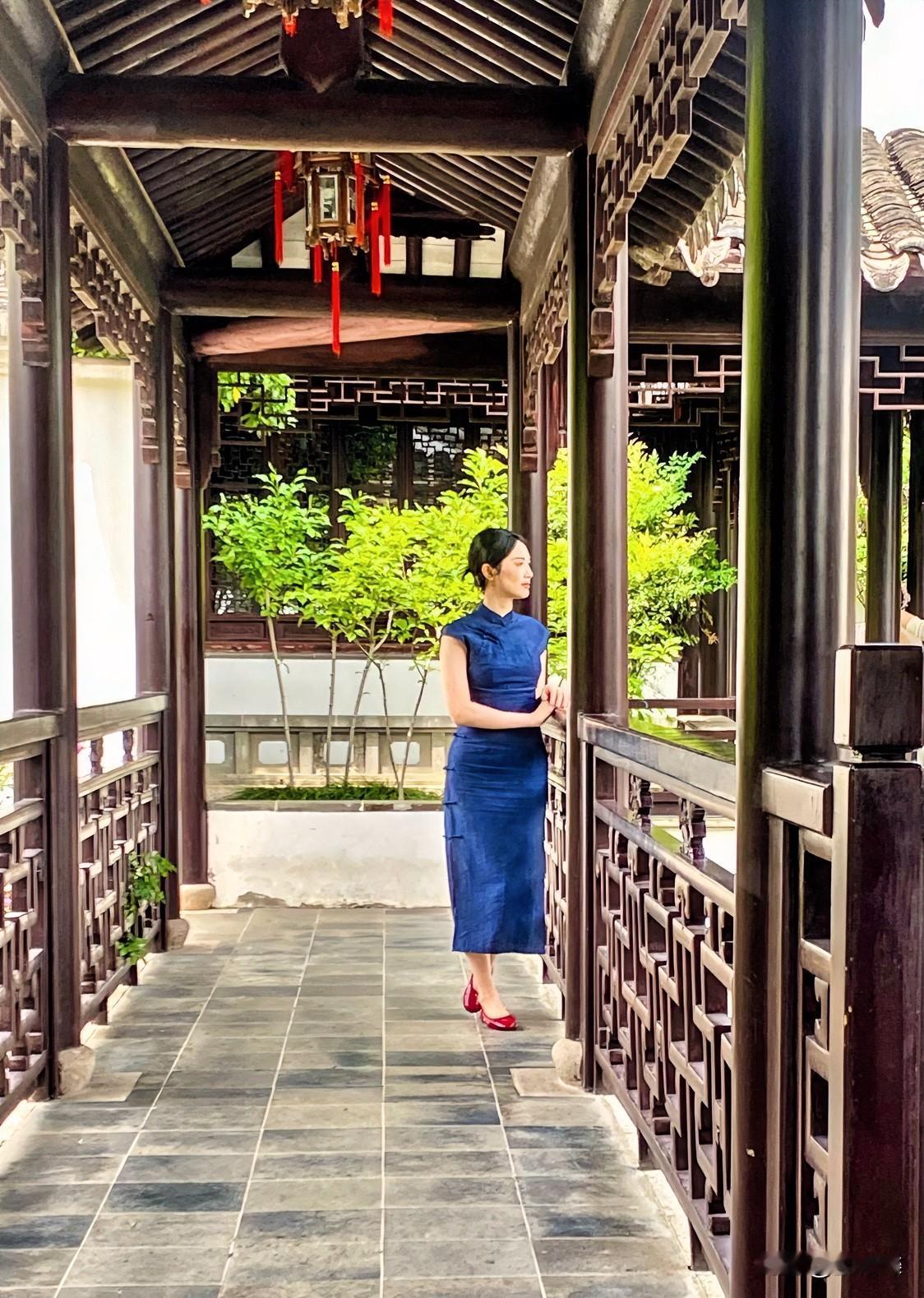 凭栏远眺思绪飘，
一榭园宁静幽美，
微风轻拂发丝摇，
园间花草竞娇俏，
漫步小径