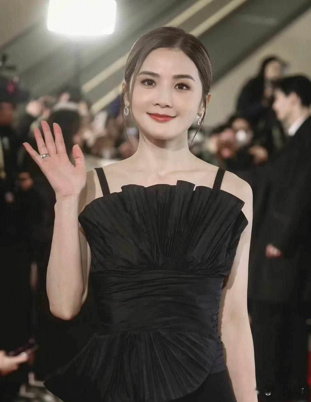 蔡卓妍嫁了健身教练，三十多岁女明星选了个比她小十岁的，到底图啥？

她不是突然就