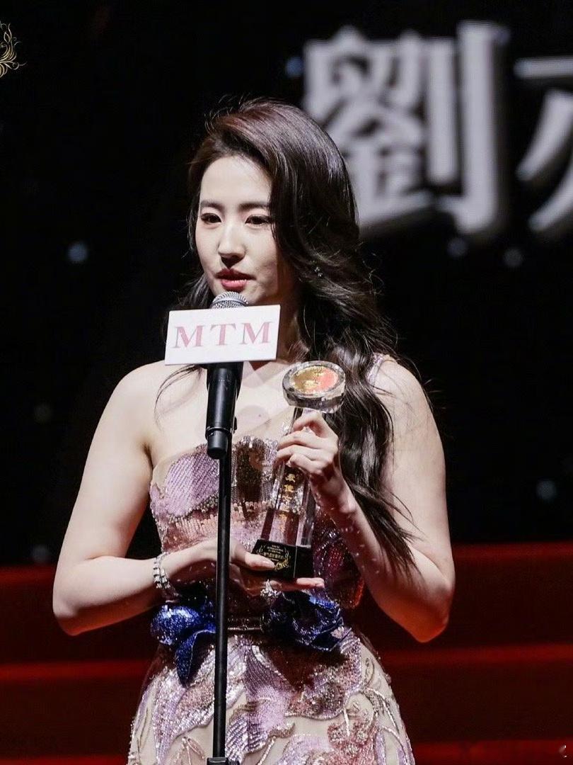 刘亦菲 金莲花拿了好几届了，内心一定也很渴望拿到含金量高的重要奖项。 ​​​