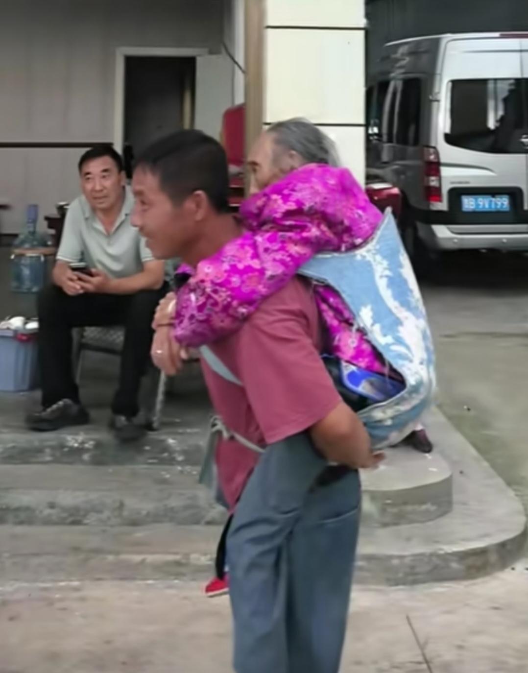 白发老人望着身边的家人，不断呻吟着说心里难受。中年男子的一个举动，让人看着感动泪