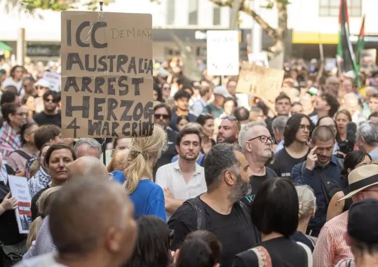 以色列总统赫尔佐格访问澳大利亚，目的是在邦迪海滩枪击事件后修复两国关系，然而澳大