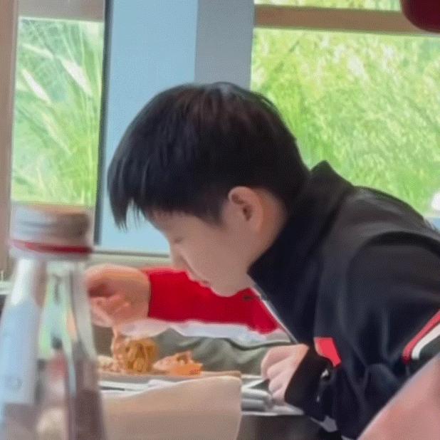 谁还没见过孙颖莎吃面名场面？
她是多少人的云饭搭子
食欲不好的时候看看她吃饭吧