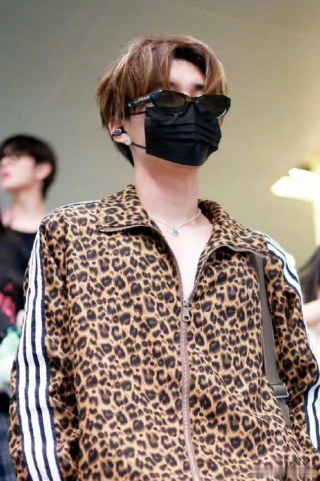 成为李权哲只需要三步 小李的三件套藏不住了！《我在芒果当甲方》里纠结选三样，队友