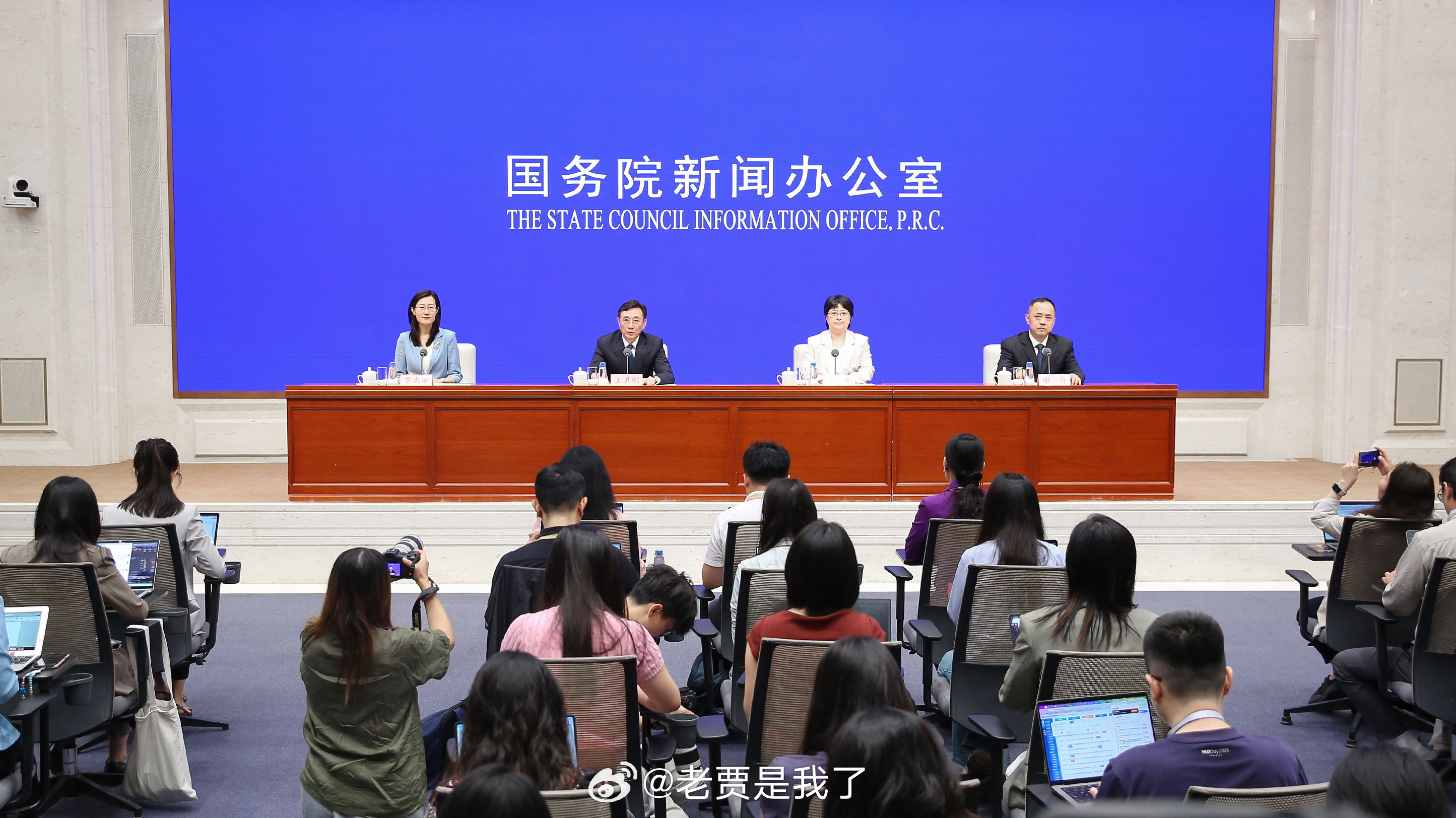 【比亚迪第二代刀片电池及闪充技术获工信部点赞】7月20日，国务院新闻办公室就20