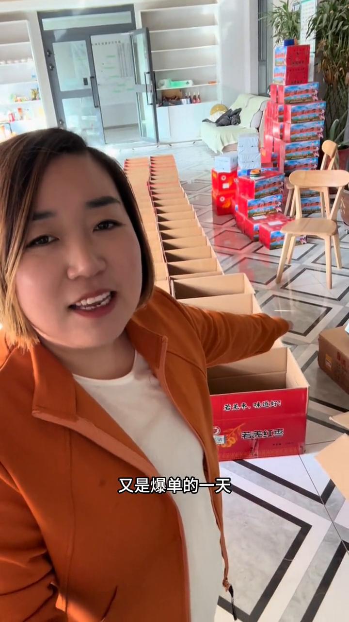 又是爆单的一天，三级枣59带走10斤太划算了，性价比太高了。
装箱，打包，又是爆