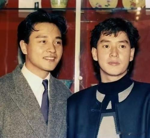 香港两场活动，一边是张国荣纪念晚会，一边是谭咏麟演唱会，勾起70后一代人关于谭张