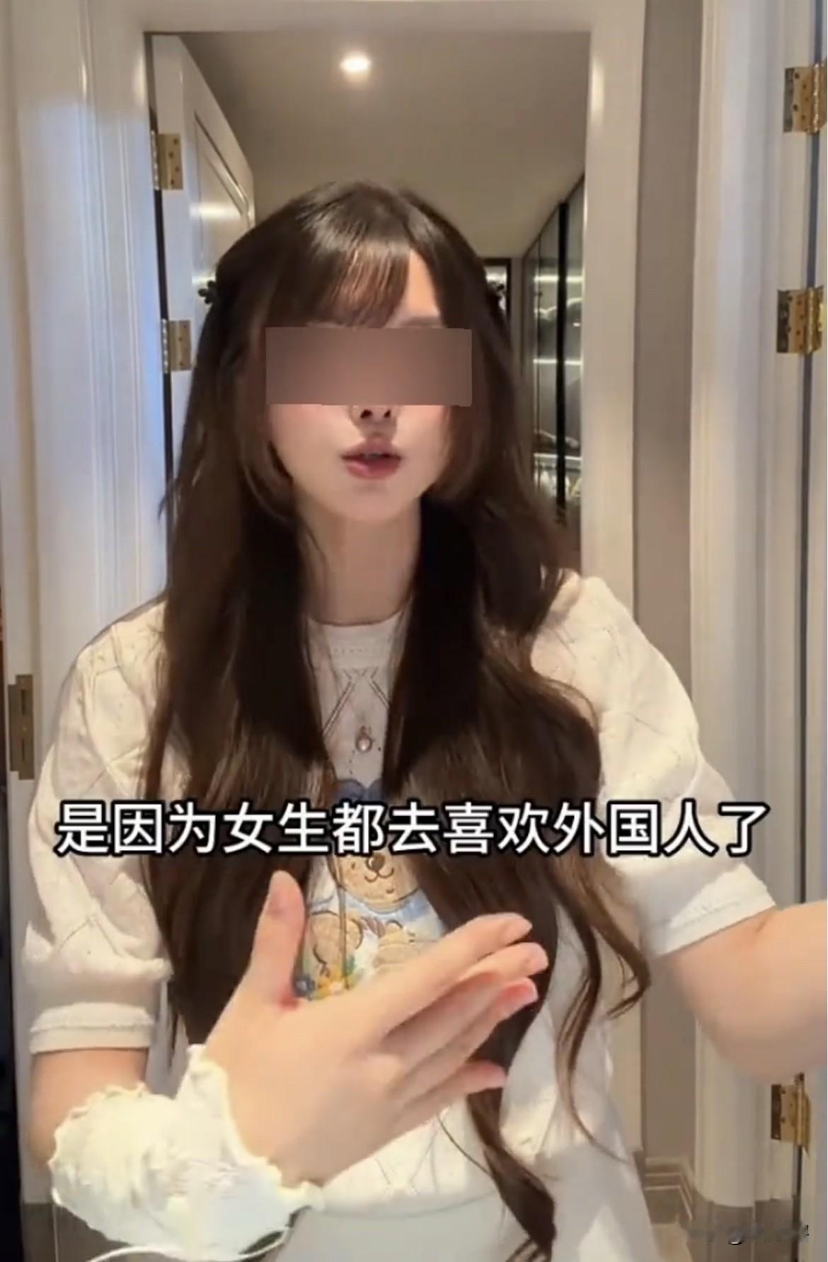 一名社交媒体女博主表示，中国男生追不到女生总是喜欢把责任怪罪到女生头上，认为女生