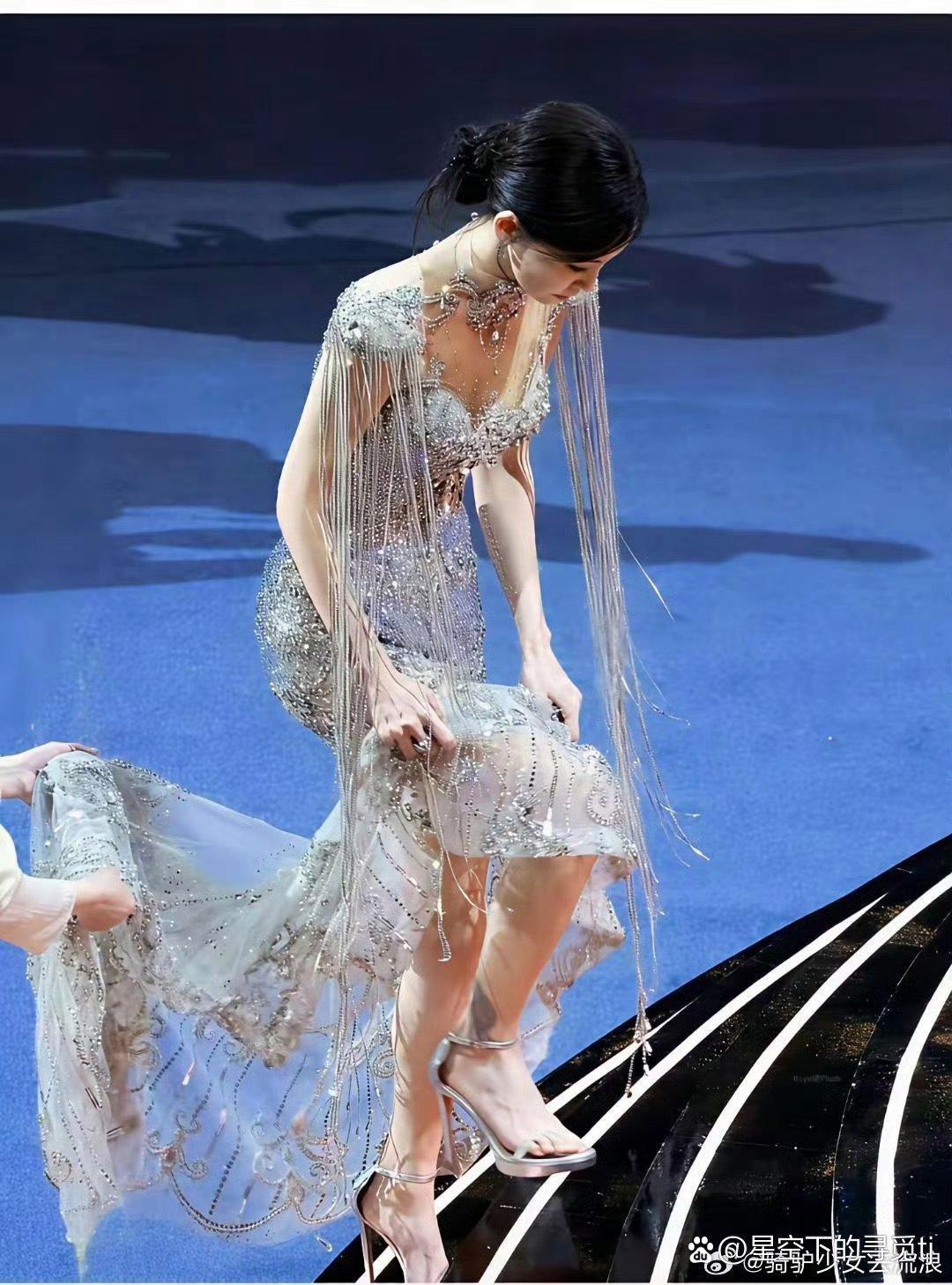 好麻烦的的礼服，但是真的好看... 