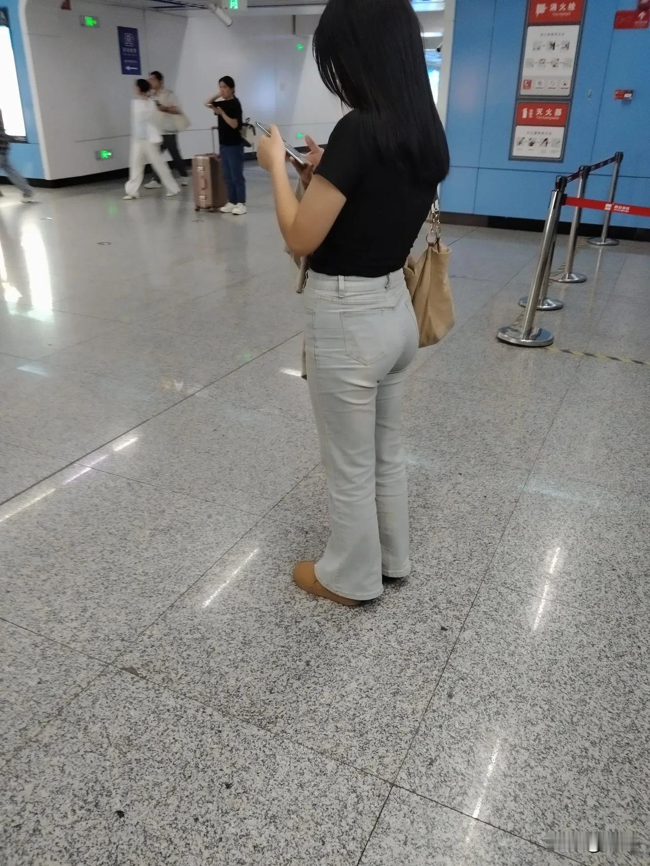 没办法，我这一出门看到漂亮的小姐姐就忍不住要拍一张，没征得她们的同意，纯属于偷拍