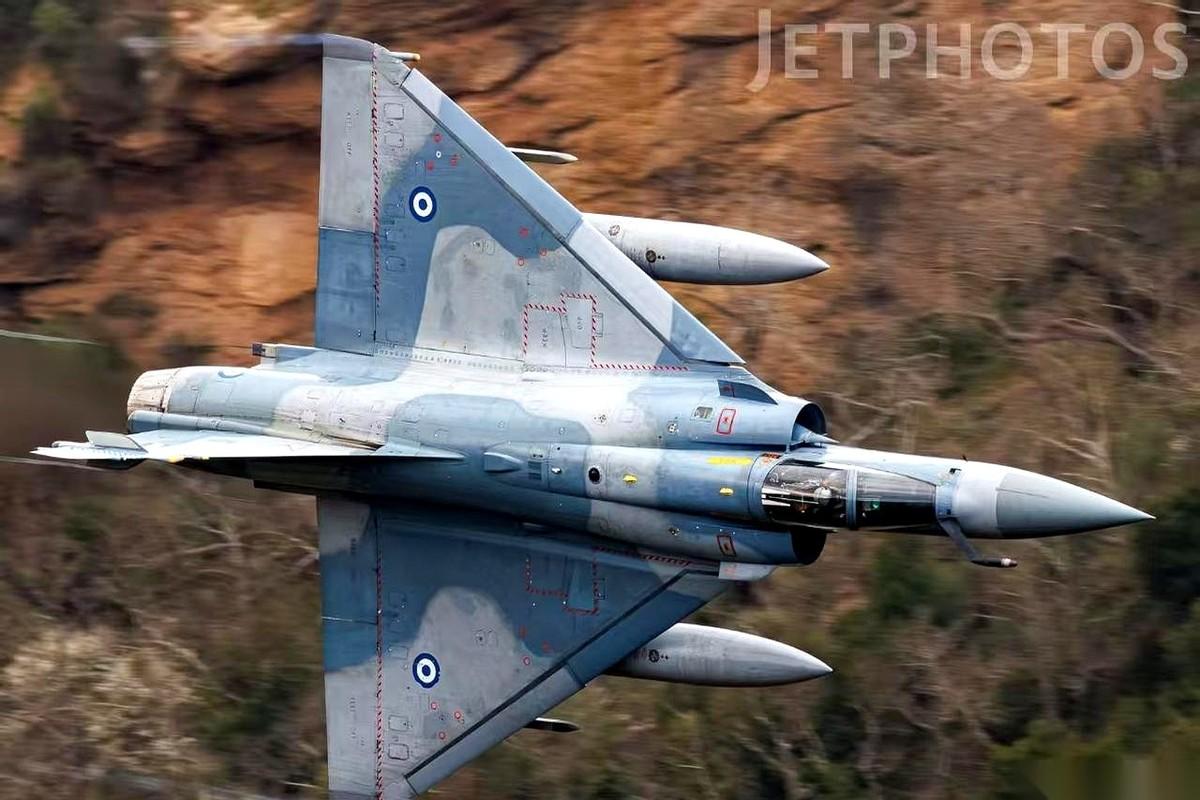 法国人给希腊递过去一份阵风战机的新合同，但合同的附件里，藏着一个不容拒绝的条款。