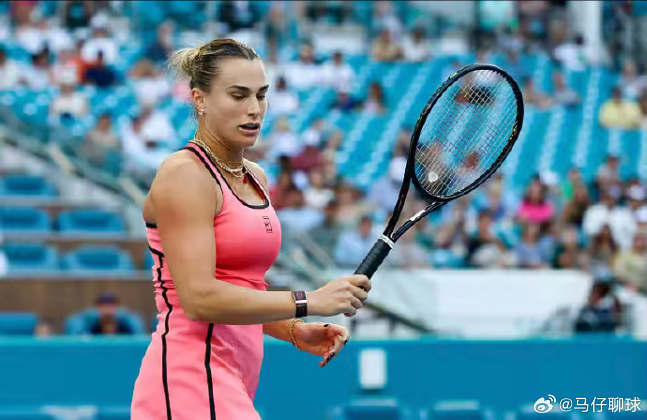 3月24日讯 WTA1000迈阿密站1/8决赛，郑钦文连丢两盘不敌世界第一萨巴伦