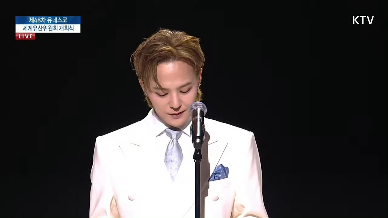 权志龙白色西装权志龙把标志性的眼线和正式的白西装完美融合，叛逆感和儒雅感平衡得刚