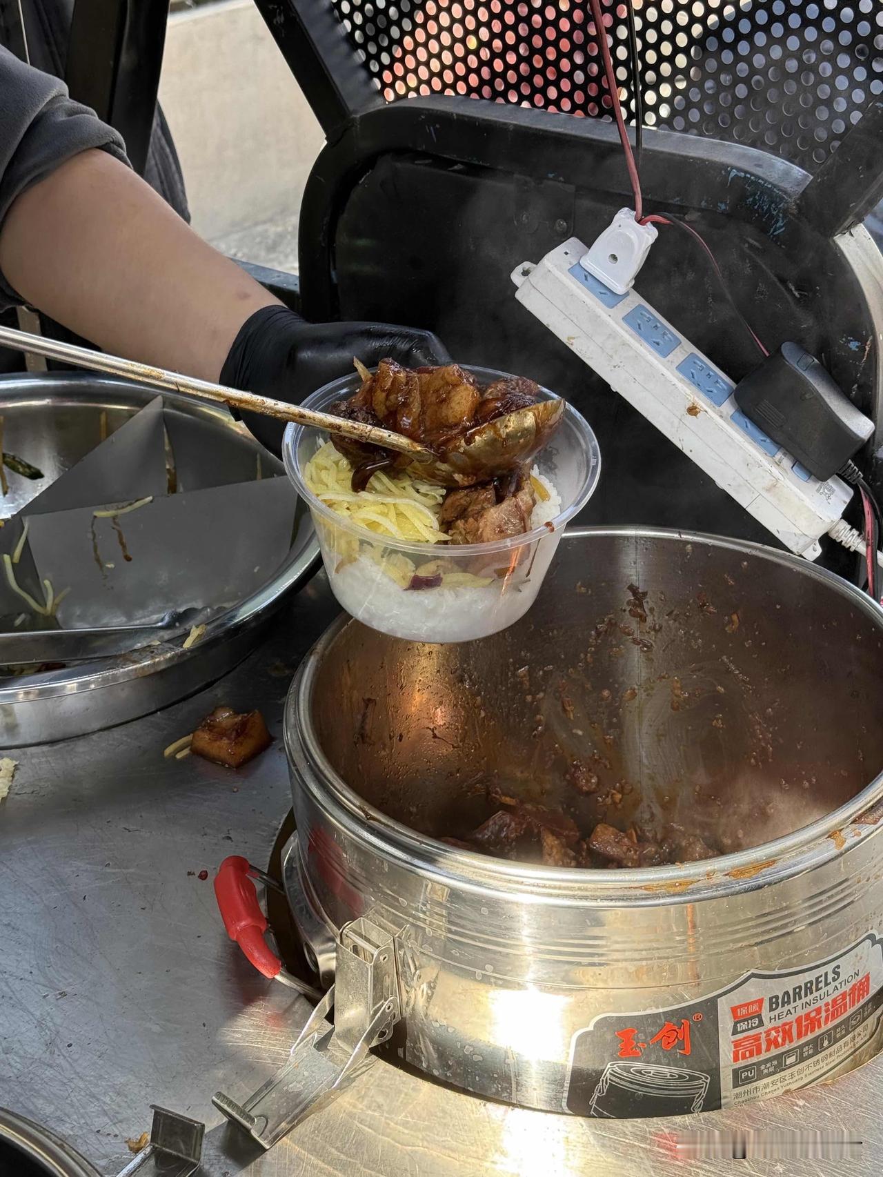 不敢置信！如今物价还有12元超大份红烧肉盖饭，一个街头卖红烧肉米饭老板的自白
