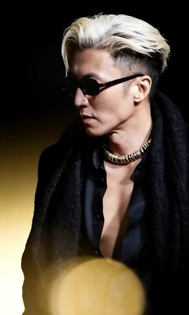 谢霆锋胸肌直拍 谢霆锋：这是流量密码。网友：这是“谢挺胸”出道现场！锋哥一边羞涩