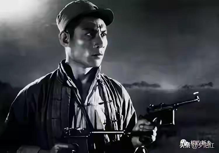 英勇战士，持枪迎敌，热血沸腾！🔫这个镜头太经典了，让人热血沸腾。你还记得这个主